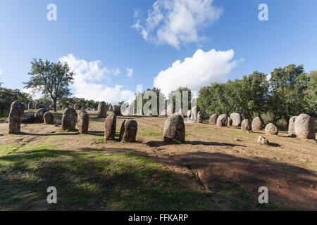 Il Cromlech del megalitico Almendres complessa o Almendres Cromlech, è un gruppo strutturato di menhir vicino a Evora Foto Stock