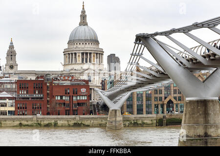 La Cattedrale di St Paul e il Millennium Bridge sul fiume Tamigi a Londra Foto Stock