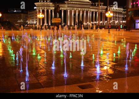 Fontane nella piazza principale di Skopje, Macedonia Foto Stock