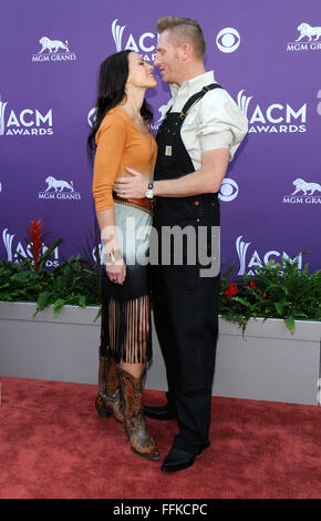 Las Vegas, Nevada, USA. Il 7 aprile, 2013. Cantanti Joey Feek, a sinistra e a suo marito, Rory Feek, di Joey Rory arrivano al quarantottesimo Accademia annuale dei premi di musica country alla MGM Hotel in Las Vegas, Nevada, il 7 aprile 2013. © David Becker/ZUMA filo/Alamy Live News Foto Stock