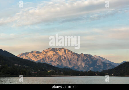 Tramonto sul lago alpino e montagne a Mondsee, Austria Foto Stock