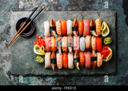 Set di sushi nigiri servita su pietra ardesia sfondo Foto Stock