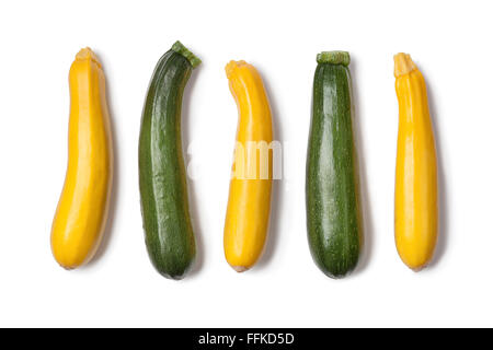 Giallo fresco e zucchine verdi su sfondo bianco Foto Stock