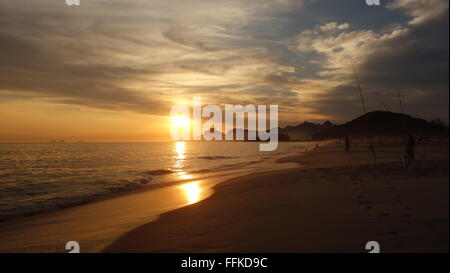 Bel tramonto sulla Praia de Piratininga beach, Brasile. Copacabana e Cristo Redentore in background. Foto Stock