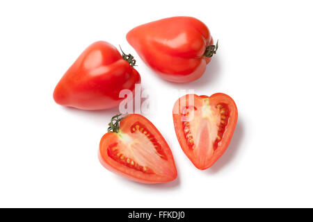 Intero e metà heartshaped pomodori francesi su sfondo bianco Foto Stock