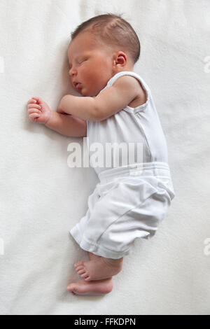 Sleeping neonato full lenght Foto Stock