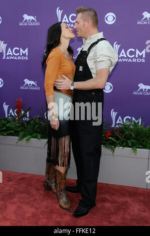 Las Vegas, Nevada, USA. Il 7 aprile, 2013. Cantanti Joey Feek, a sinistra e a suo marito, Rory Feek, di Joey Rory arrivano al quarantottesimo Accademia annuale dei premi di musica country alla MGM Hotel in Las Vegas, Nevada, il 7 aprile 2013. © David Becker/ZUMA filo/Alamy Live News Foto Stock