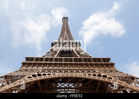 Torre Eiffel visto da sotto Parigi Francia Foto Stock