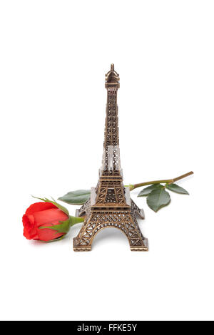 Torre Eiffel souvenir con una rosa rossa su sfondo bianco Foto Stock