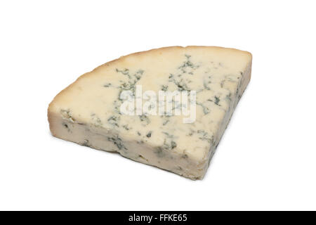 Il cuneo di blu del formaggio Stilton su sfondo bianco Foto Stock