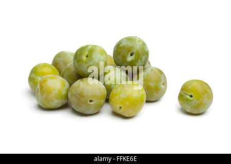 Intero fresco greengage prugne su sfondo bianco Foto Stock