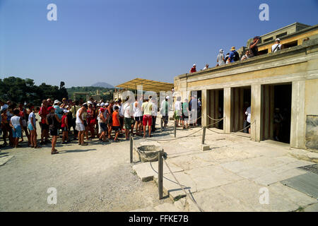 Grecia, Creta, Cnosso, Palazzo Minoico, turisti in fila all'ingresso della sala del Trono Foto Stock