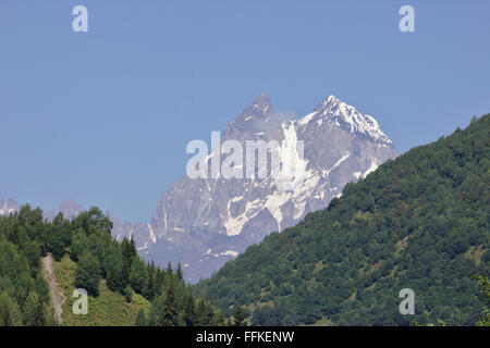 Ushba visto da di Kala, Svaneti superiore, Mestia-Ushguli-Trek, Georgia Foto Stock