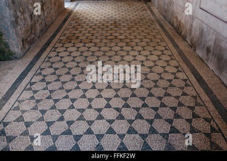 Interno del pavimento a mosaico della Villa dei Quintilii, una storica rovina sulla Via Appia / Via Appia Antica di Roma. Foto Stock