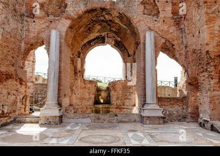 Interno della Villa dei Quintilii, una storica rovina sulla Via Appia / Via Appia Antica di Roma. Foto Stock