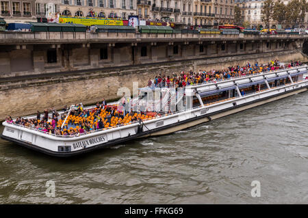 Bateau Mouche barca per gite sul fiume Senna, Parigi, Francia Foto Stock