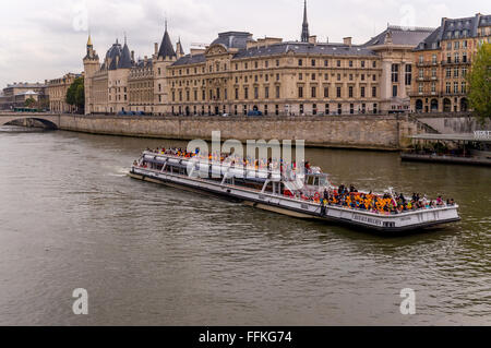 Bateau Mouche barca per gite sul fiume Senna, Parigi, Francia Foto Stock