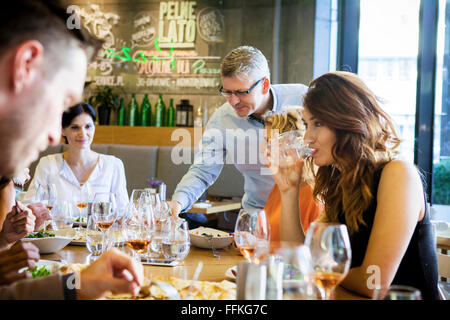 Gruppo di amici a cena in ristorante Foto Stock