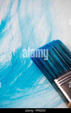 Pennello e tela con abstract illustrazione di blu Foto Stock