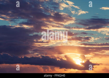 Colorato sunrise sky di rosso le nuvole e sole splendente, la correzione delle tonalità foto effetto filtro Foto Stock