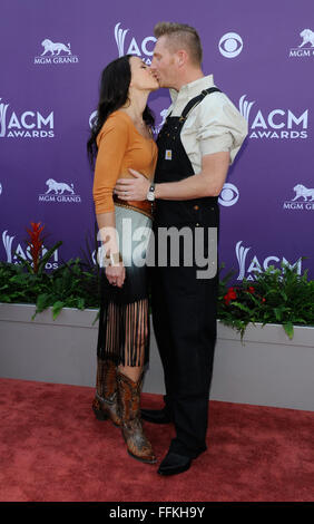 Las Vegas, Nevada, USA. Il 7 aprile, 2013. Cantanti Joey Feek, a sinistra e a suo marito, Rory Feek, di Joey Rory arrivano al quarantottesimo Accademia annuale dei premi di musica country alla MGM Hotel in Las Vegas, Nevada, il 7 aprile 2013. © David Becker/ZUMA filo/Alamy Live News Foto Stock