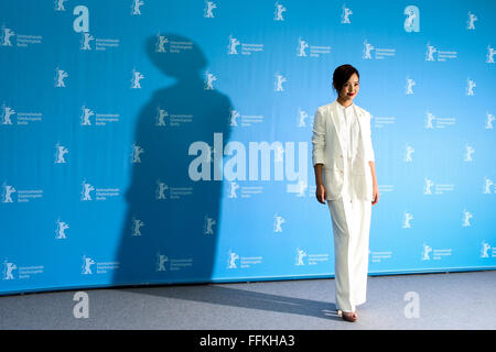 Berlino, Germania. 15 Feb, 2016. Xin Zhilei pone durante un photocall per la promozione del film 'Crosscurrent' (Chang Jiang Tu) a 66 Berlinale Festival Internazionale del Cinema di Berlino in Germania, nel febbraio 15, 2016. © Zhang ventola/Xinhua/Alamy Live News Foto Stock