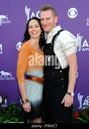 Las Vegas, Nevada, USA. Il 7 aprile, 2013. Cantanti Joey Feek, a sinistra e a suo marito, Rory Feek, di Joey Rory arrivano al quarantottesimo Accademia annuale dei premi di musica country alla MGM Hotel in Las Vegas, Nevada, il 7 aprile 2013. © David Becker/ZUMA filo/Alamy Live News Foto Stock