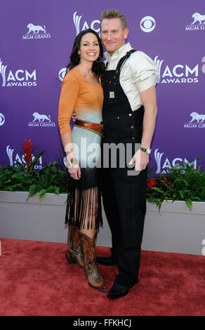 Las Vegas, Nevada, USA. Il 7 aprile, 2013. Cantanti Joey Feek, a sinistra e a suo marito, Rory Feek, di Joey Rory arrivano al quarantottesimo Accademia annuale dei premi di musica country alla MGM Hotel in Las Vegas, Nevada, il 7 aprile 2013. © David Becker/ZUMA filo/Alamy Live News Foto Stock