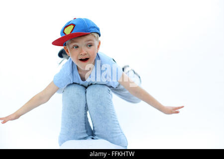 Giocare con il bambino, di gioia e un sorriso. Piccolo Superman.. Ragazzo giocando nel piano sollevato sulla sua madre lap Foto Stock