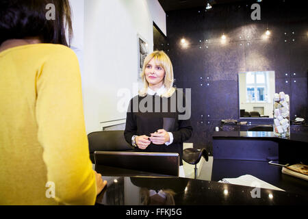 Il cliente e il receptionist di parrucchiere Foto Stock