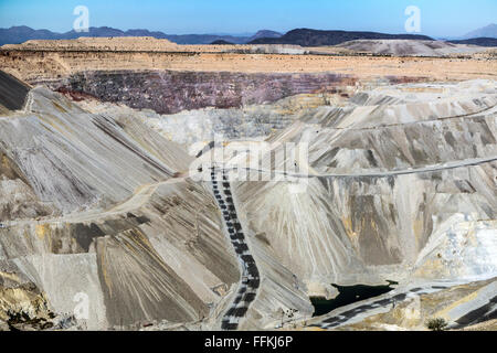 Vista della missione fossa aperta miniera di rame nei pressi di Tucson dal tour si affacciano con acqua raccolta al livello più profondo, 1/4 miglio verso il basso Foto Stock