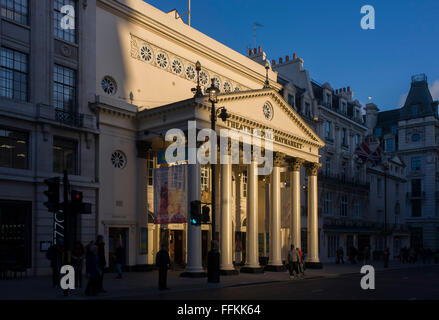 Soleggiato esterno dell'Haymarket Theatre di Londra centrale. Il Theatre Royal Haymarket (noto anche come Haymarket Theatre o il Piccolo Teatro) è un West End theatre di Haymarket nella City of Westminster che risale al 1720, rendendo il terzo più antico Londra playhouse ancora in uso. Foto Stock