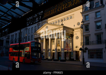 Red Bus londinese passando il soleggiato esterno dell'Haymarket Theatre di Londra centrale. Il Theatre Royal Haymarket (noto anche come Haymarket Theatre o il Piccolo Teatro) è un West End theatre di Haymarket nella City of Westminster che risale al 1720, rendendo il terzo più antico Londra playhouse ancora in uso. Foto Stock