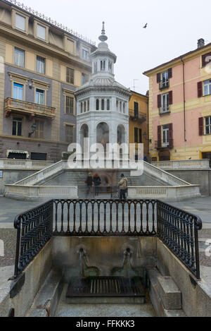 Fontana detta La Bollente, conosciuta fin dai tempi dei romani, simbolo di Acqui Terme in Piemonte Foto Stock