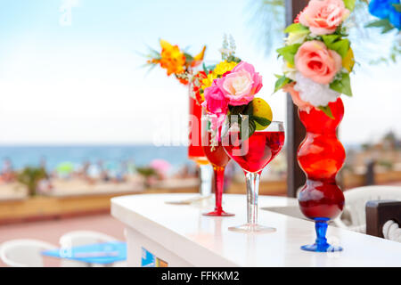Occhiali con un cocktail presso il resort Foto Stock