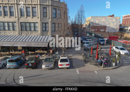 Vista su parte del centro cittadino di Asheville in corrispondenza della zona di spigolo di Battery Park e Page Avenue con la gente e la costruzione Foto Stock