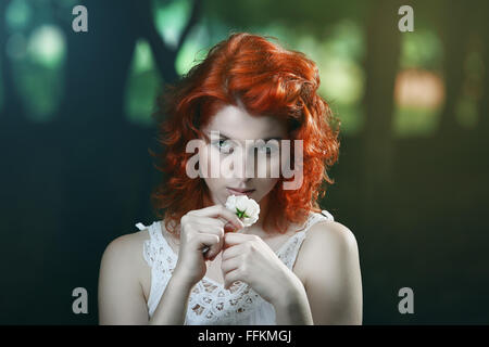 Bella vampiro pallido con i capelli rossi. Ritratto scuro Foto Stock