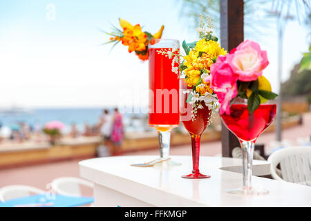 Occhiali con un cocktail presso il resort Foto Stock