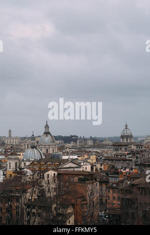 Vista sui tetti di Roma, Italia come visto da Castel Sant'Angelo Su un molto nuvoloso giorno. Foto Stock