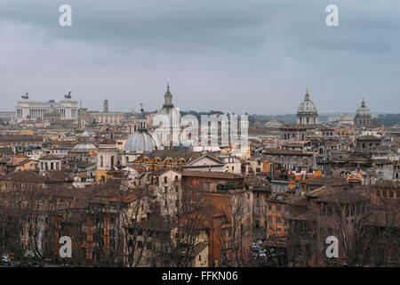 Vista sui tetti di Roma, Italia come visto da Castel Sant'Angelo Su un molto nuvoloso giorno. Foto Stock