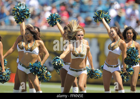 Il Jacksonville, FL, Stati Uniti d'America. 8 Sep, 2013. Jacksonville Jaguars cheerleaders durante le brocche 28-2 perdita per il Kansas City Chiefs al campo EverBank sul Sett. 8, 2013 a Jacksonville, in Florida. ZUMA PRESS/Scott A. Miller © Scott A. Miller/ZUMA filo/Alamy Live News Foto Stock