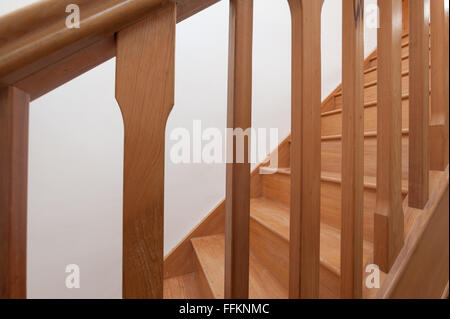 Opere in legno in legno fatti a mano pine scale scala all'interno di passaggi riser battistrada e protetti da ringhiere Foto Stock