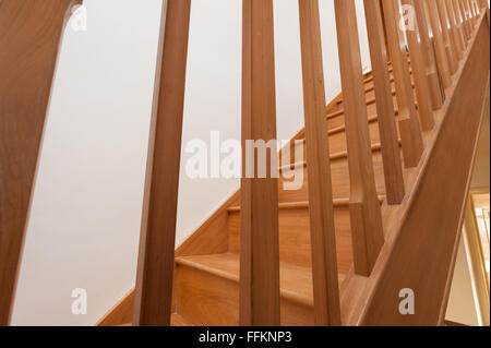 Opere in legno in legno fatti a mano pine scale scala all'interno di passaggi riser battistrada e protetti da ringhiere Foto Stock