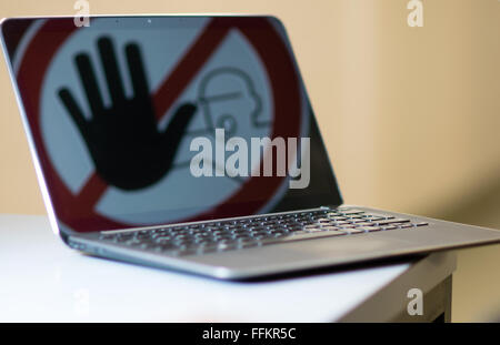 Segno di stop in sullo schermo del notebook. Concetto di arresto tinternet criminalità. Foto Stock