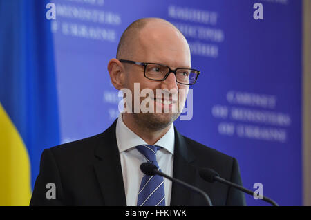 Kiev, Ucraina. 15 Feb, 2016. Il primo ministro dell'Ucraina Arseniy Yatsenyuk durante il suo incontro con il Primo Ministro turco Ahmet Davutoglu. © Serhii Nuzhnenko/Pacific Press/Alamy Live News Foto Stock