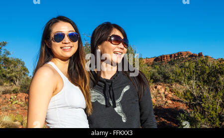 Gli escursionisti sul sentiero vista in Sedona Foto Stock