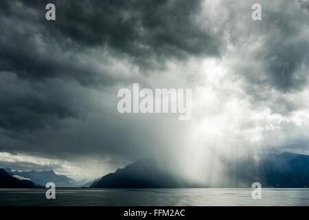 Tempesta passando sopra il Lago di Ginevra in Svizzera Foto Stock