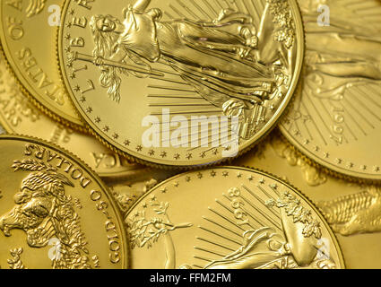 Le monete d'oro insieme, che rappresentano il concetto di valore, ricchezza o metalli rari Foto Stock