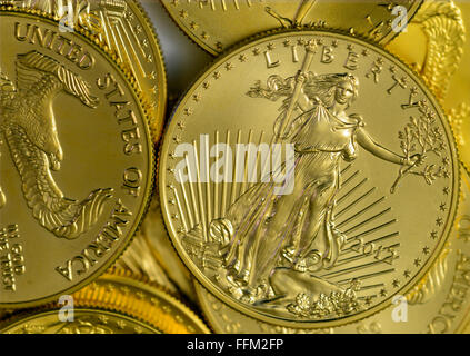 Le monete d'oro insieme, che rappresentano il concetto di valore, ricchezza o metalli rari Foto Stock