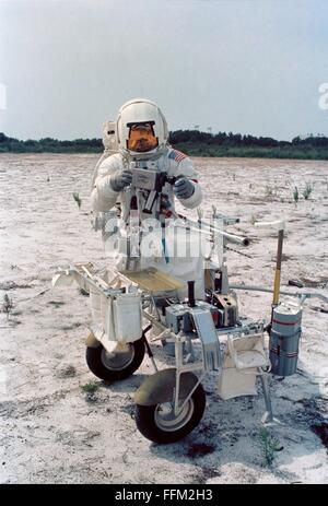 La NASA Apollo 14 astronauti Alan B.Shepard Jr., commander, durante la superficie lunare simulazione formazione presso il Kennedy Space Center Luglio 18, 1970 a Cape Canaveral, in Florida. Foto Stock